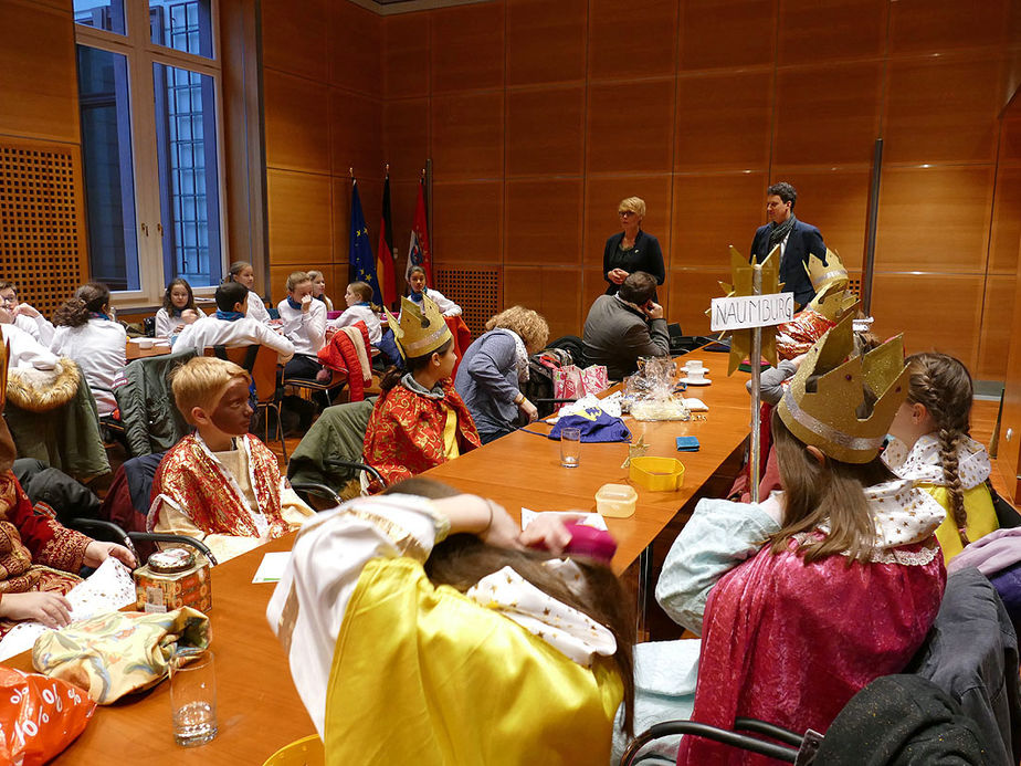 Naumburger Sternsinger zu Besuch beim Hessischen Ministerpräsidenten Volker Bouffier (Foto: Karl-Franz Thiede)